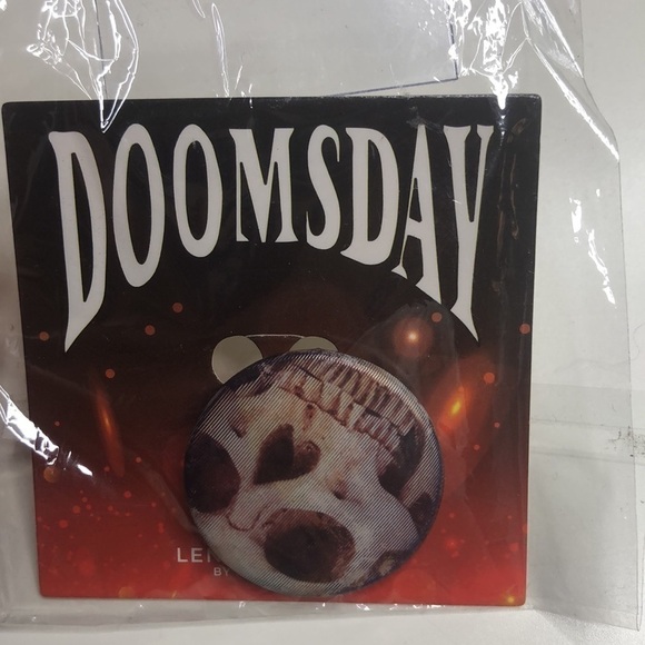 NWT HALLOWEEN Doomsday Lenticular Pin by Magic Society - Picture 1 of 2
